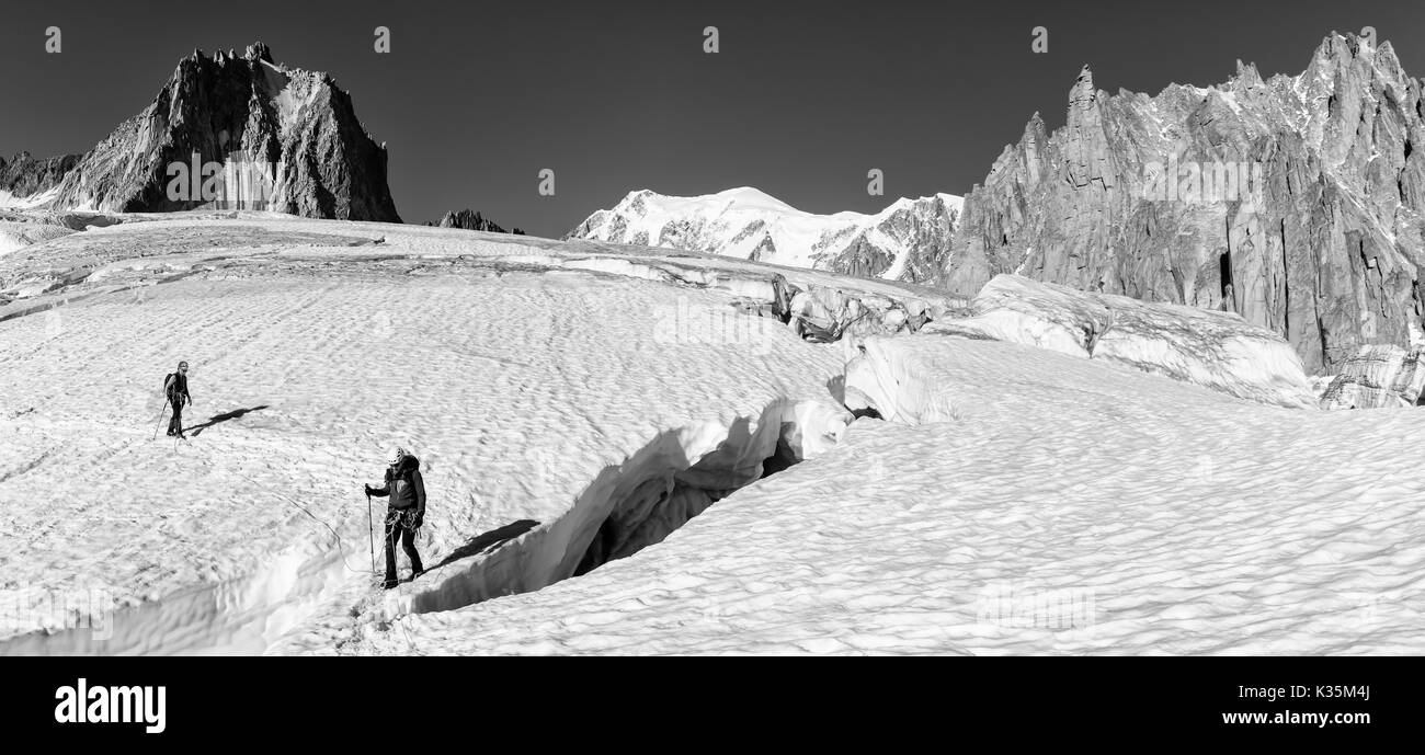 Los alpinistas sobre glaciares tierra en el macizo del Mont Blanc Foto de stock