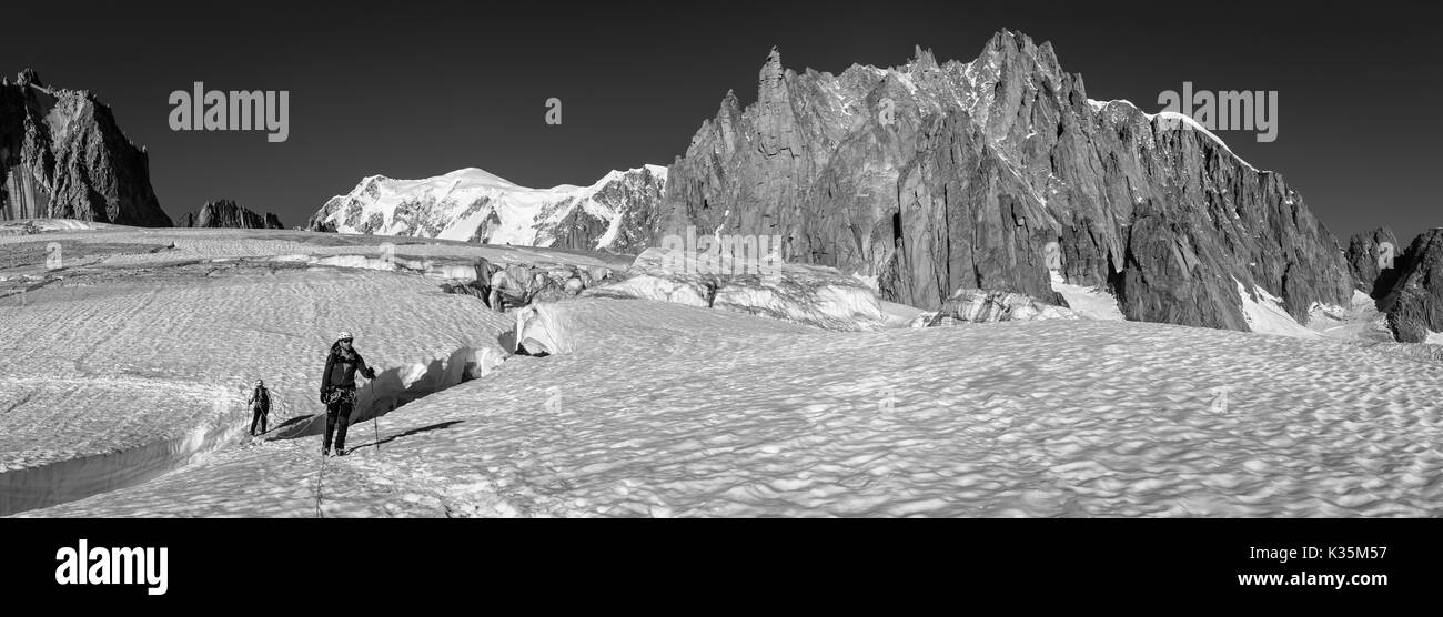 Los alpinistas sobre glaciares tierra en el macizo del Mont Blanc Foto de stock