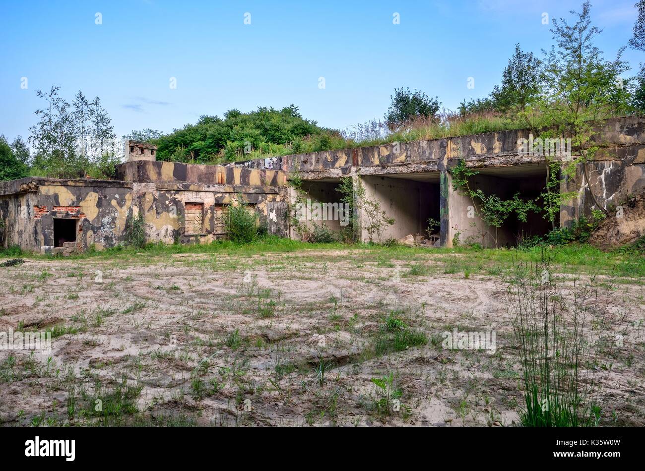 CZARKOW, POLONIA - Julio 22, 2017: la demolieron el edificio de una antigua base de misiles en Czarkow, Polonia. Foto de stock