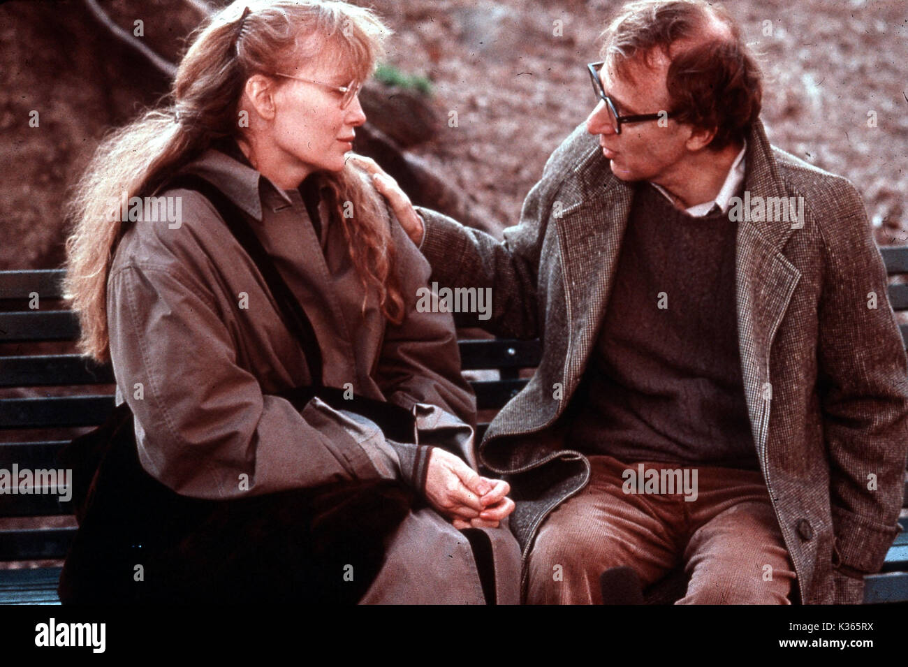 Los delitos y faltas que Mia Farrow y Woody Allen forman la imagen RONALD GGRANT ARCHIVAR UNA IMAGEN DE ORIÓN Fecha: 1989 Foto de stock