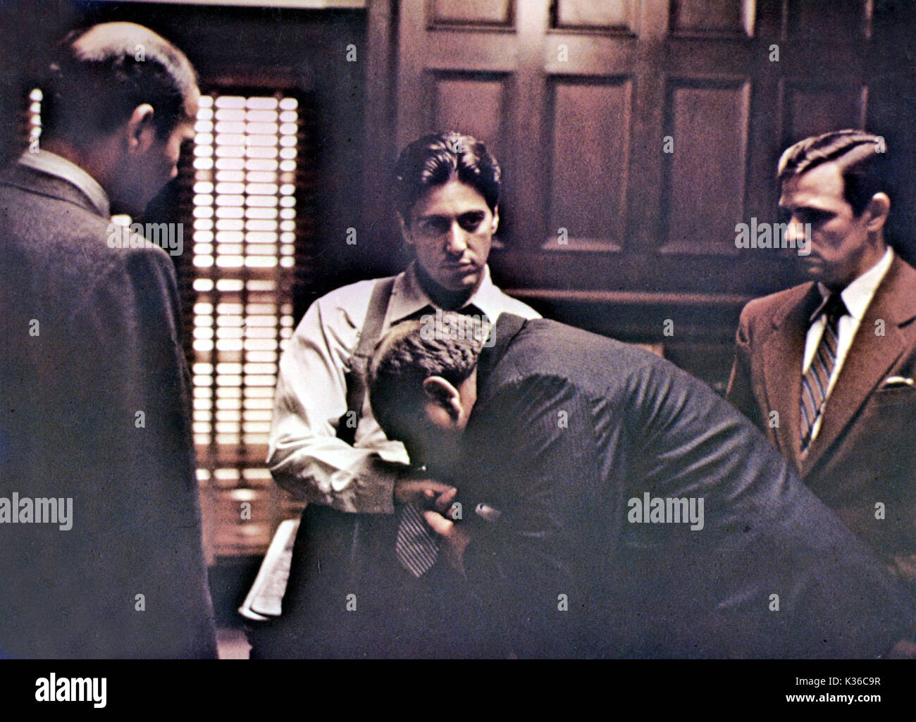 El Padrino , AL PACINO como Michael Corleone, RICHARD CASTELLANO besando a  su lado, RICHARD BRIGHT Fecha: 1972 Fotografía de stock - Alamy