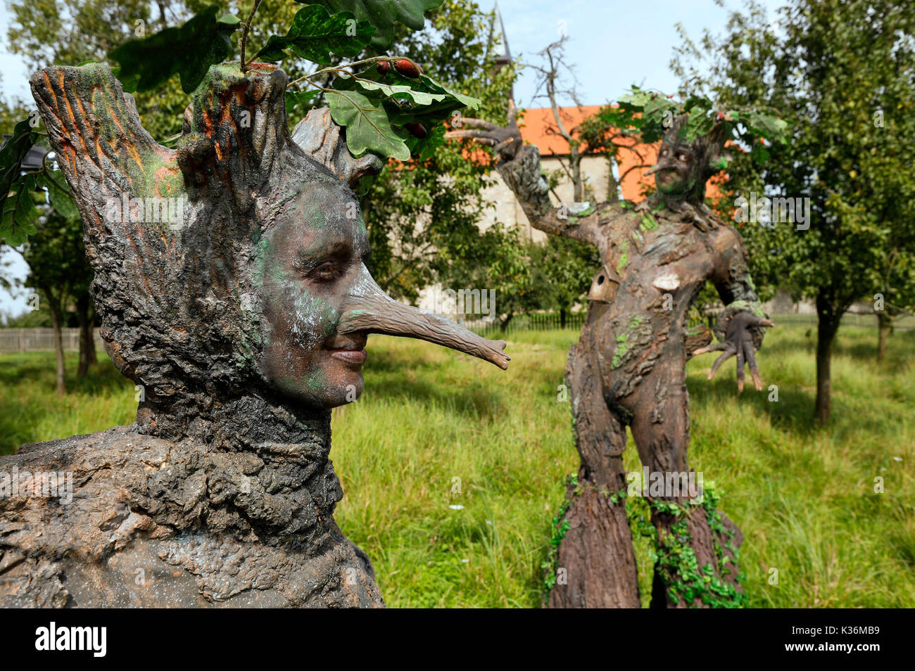 Arte Geek - Bodypainting cumple SciFi, fantasía y más: Cuento de Hadas photoshooting con modelo Maria y Enrico como árbol-seres en los jardines del monasterio de la iglesia del monasterio Wittenburg en Agosto 30, 2017 - Un proyecto de el fotógrafo y el bodypainter Tschiponnique Skupin y Enrico transformaker Lein Foto de stock