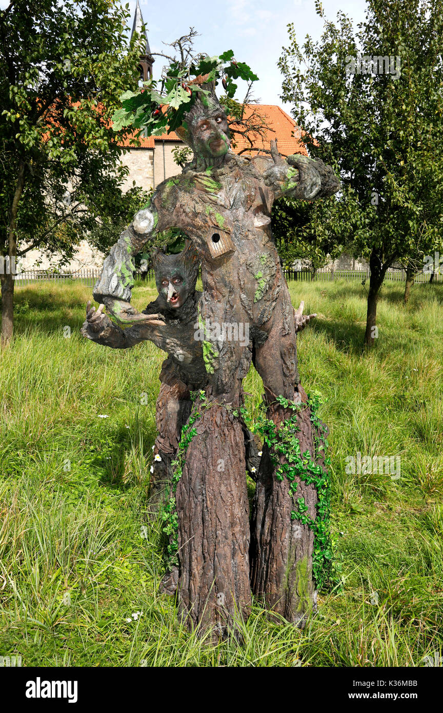 Arte Geek - Bodypainting cumple SciFi, fantasía y más: Cuento de Hadas photoshooting con modelo Maria y Enrico como árbol-seres en los jardines del monasterio de la iglesia del monasterio Wittenburg en Agosto 30, 2017 - Un proyecto de el fotógrafo y el bodypainter Tschiponnique Skupin y Enrico transformaker Lein Foto de stock