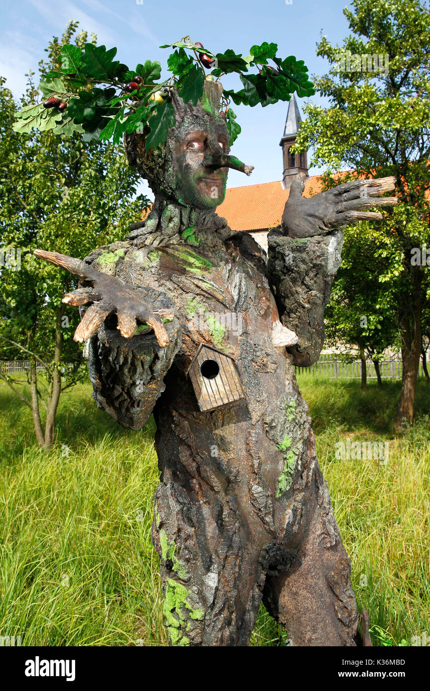 Arte Geek - Bodypainting cumple SciFi, fantasía y más: Cuento de Hadas photoshooting con modelo Maria y Enrico como árbol-seres en los jardines del monasterio de la iglesia del monasterio Wittenburg en Agosto 30, 2017 - Un proyecto de el fotógrafo y el bodypainter Tschiponnique Skupin y Enrico transformaker Lein Foto de stock