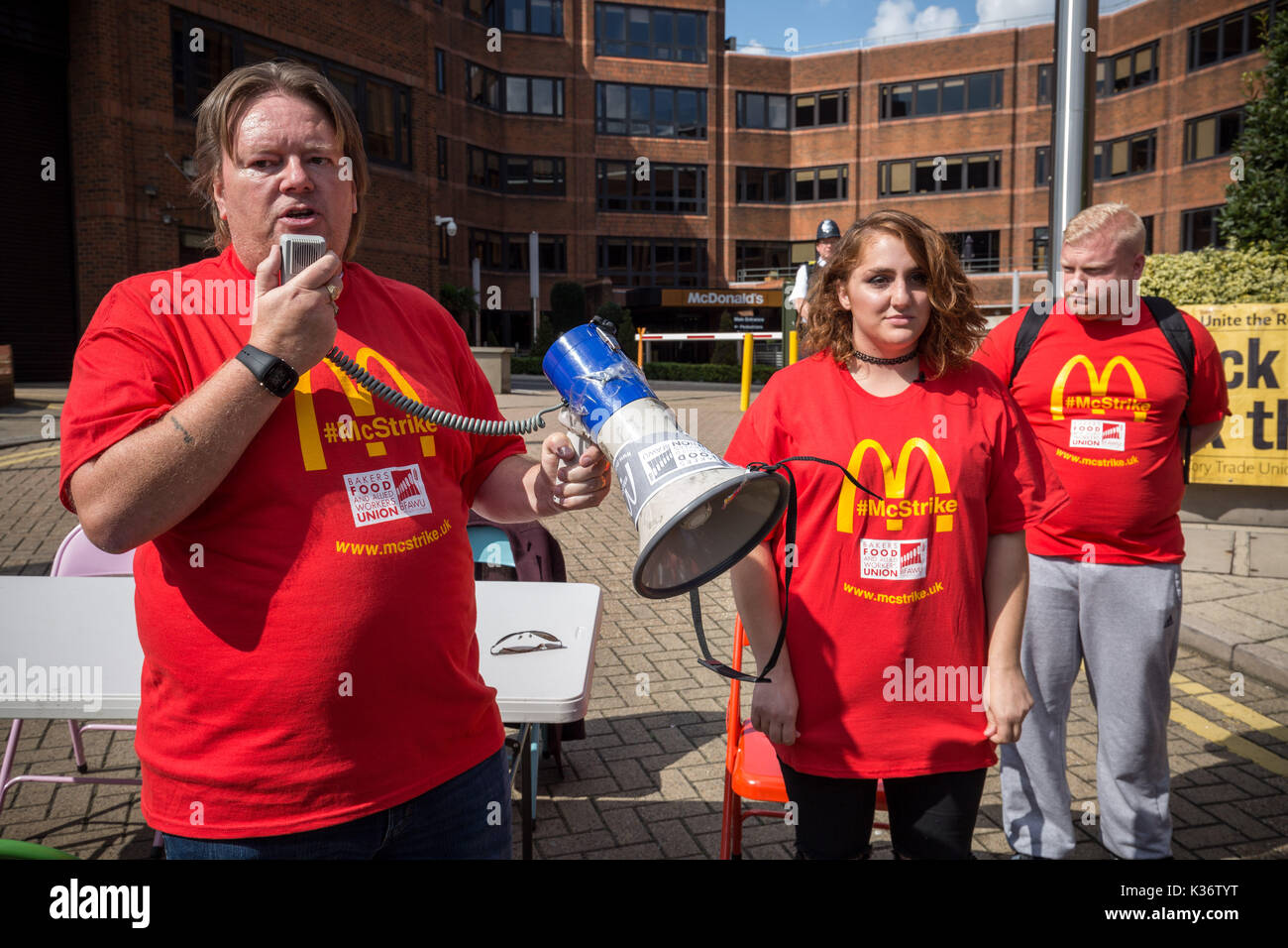 Londres, Reino Unido. El 2 de septiembre de 2017. "CStrike" protesta por empleados de restaurantes de comida rápida McDonald's fuera de McDonald's HQ en East Finchley, en el norte de Londres. Crédito: Guy Corbishley/Alamy Live News Foto de stock