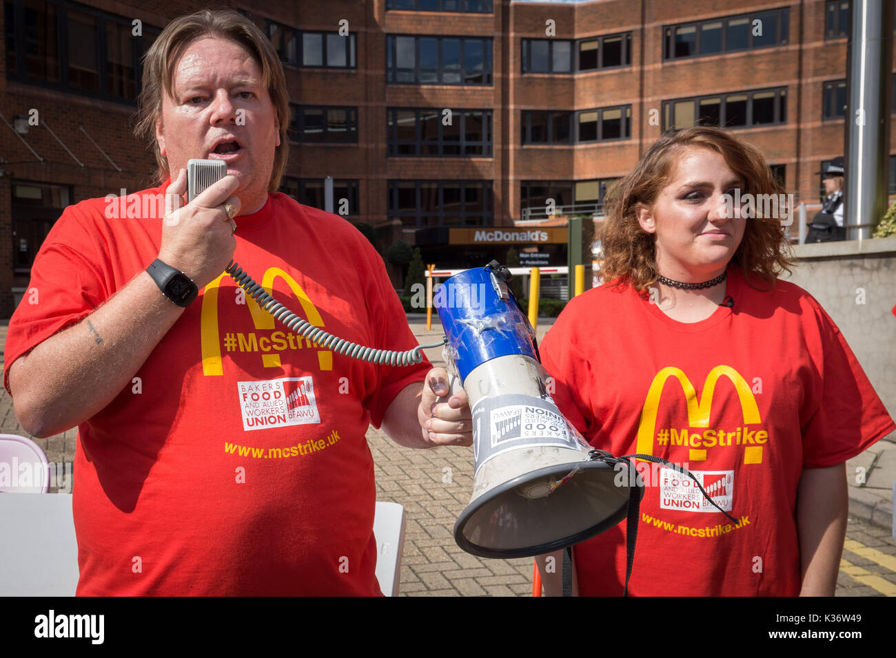 Londres, Reino Unido. El 2 de septiembre de 2017. "CStrike" protesta por empleados de restaurantes de comida rápida McDonald's fuera de McDonald's HQ en East Finchley, en el norte de Londres. Crédito: Guy Corbishley/Alamy Live News Foto de stock