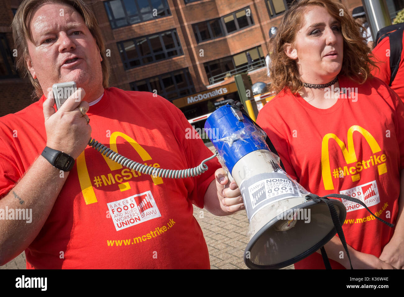 Londres, Reino Unido. El 2 de septiembre de 2017. "CStrike" protesta por empleados de restaurantes de comida rápida McDonald's fuera de McDonald's HQ en East Finchley, en el norte de Londres. Crédito: Guy Corbishley/Alamy Live News Foto de stock