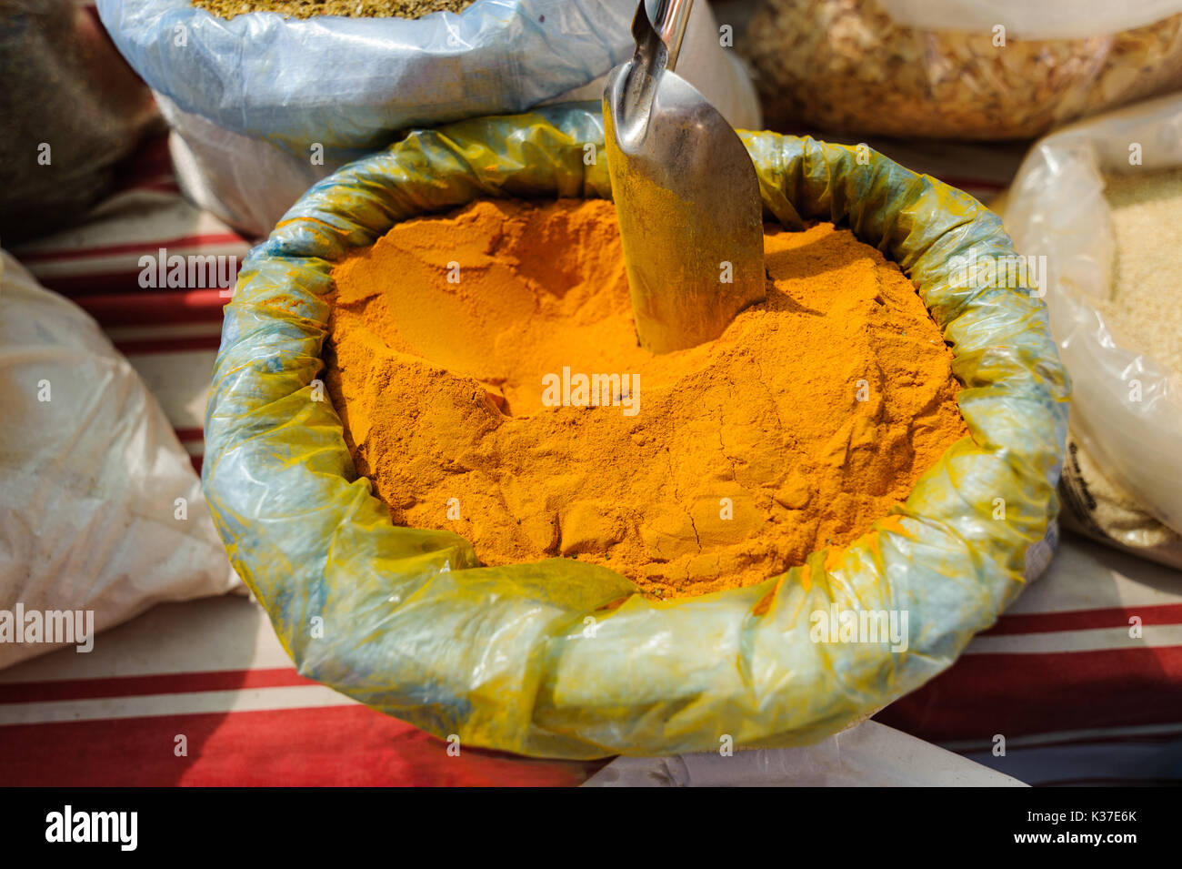 Tratamientos herbales cura planta, azafrán en venta en el bazar al aire libre, mercado. Foto de stock