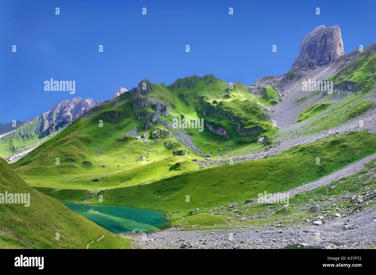 Hermoso paisaje de rocas y vegetación, con un lago de montaña Foto de stock