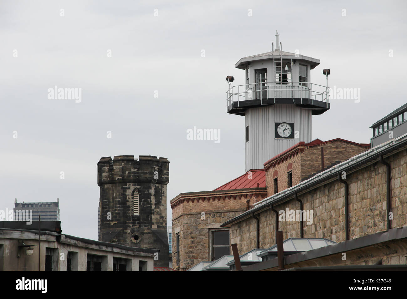 Vista exterior de la Penitenciaría del Estado del este de viejas y nuevas atalayas, Pennsylvania, Estados Unidos. Foto de stock