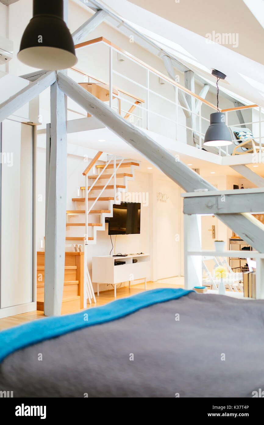 De madera de estilo rústico pero moderno apartamento Foto de stock