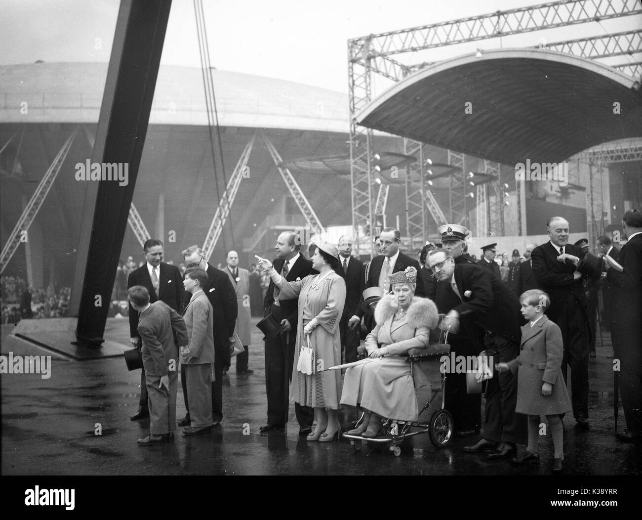 La reina Elizabeth, la Reina Madre, la Reina María , el Príncipe Enrique el Duque de Gloucester durante una visita al Festival de Gran Bretaña, en el South Bank en Londres el 5 de mayo de 1951. Foto de stock