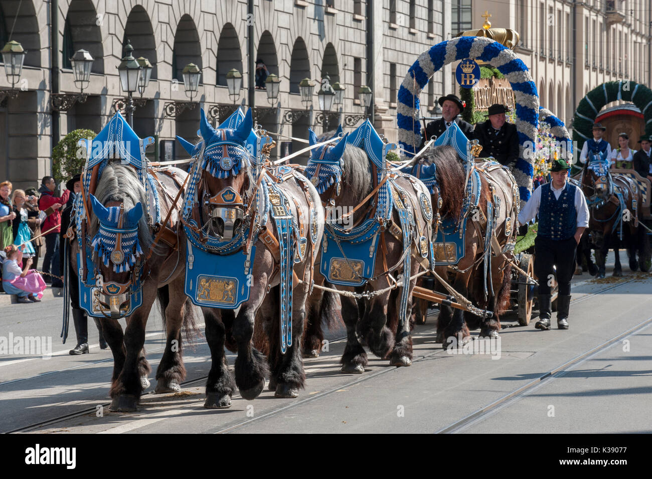 Oktoberfest en Munich es el mayor festival de folk y cerveza en el mundo. El desfile inaugural tendrá lugar público con 9000 participantes Foto de stock