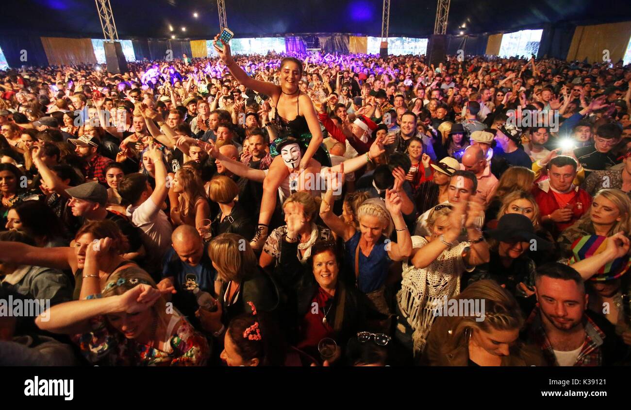 Los amantes de la música escuchar la RTE concert Orchestra durante el festival Electric Picnic en Stradbally, Condado de Laois. Foto de stock