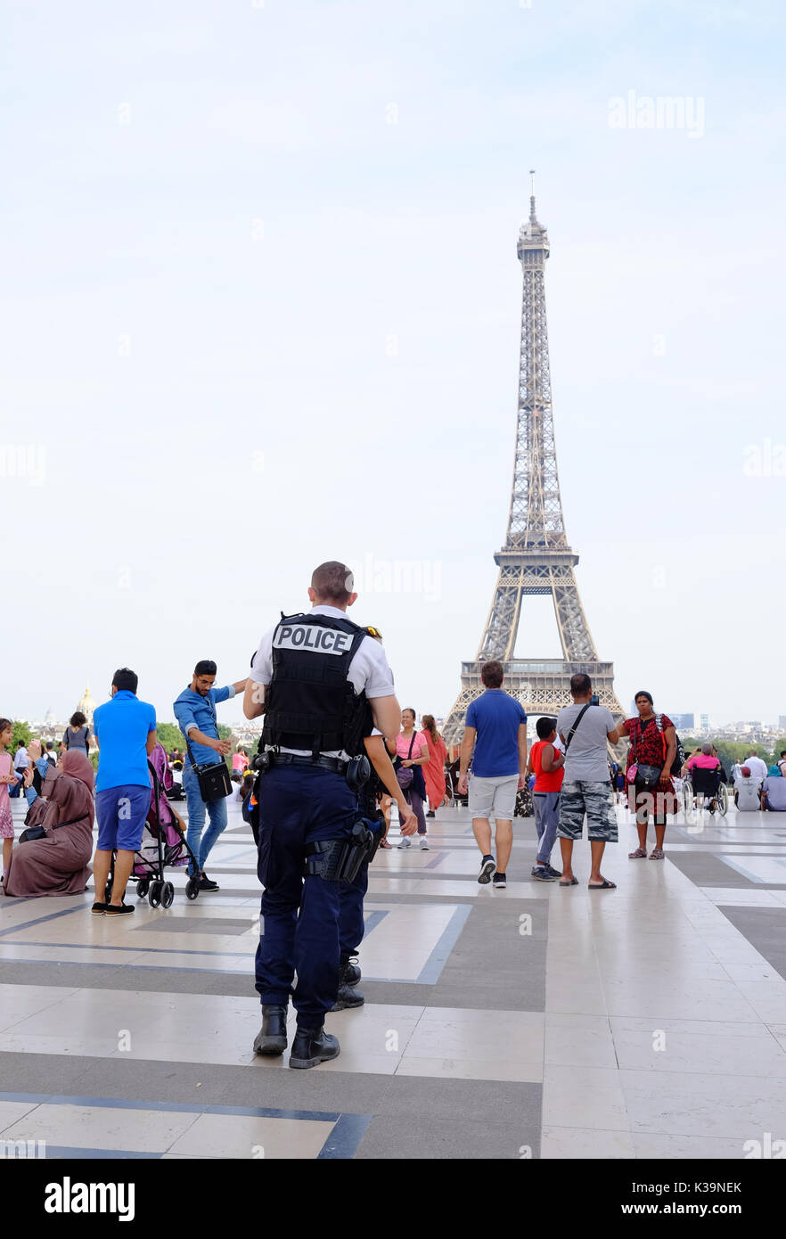 La policía francesa armados patrullan las calles de París y la Torre Eiffel, en respuesta a la alerta de terrorismo en Francia, la protección de monumentos y lugares de interés turístico Foto de stock