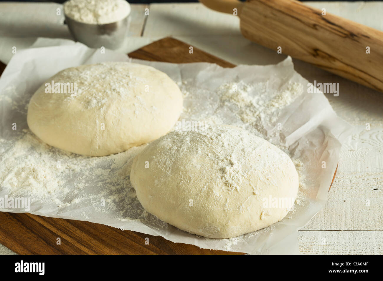 Materias orgánicas bola de masa para pizza blanca con harina Foto de stock