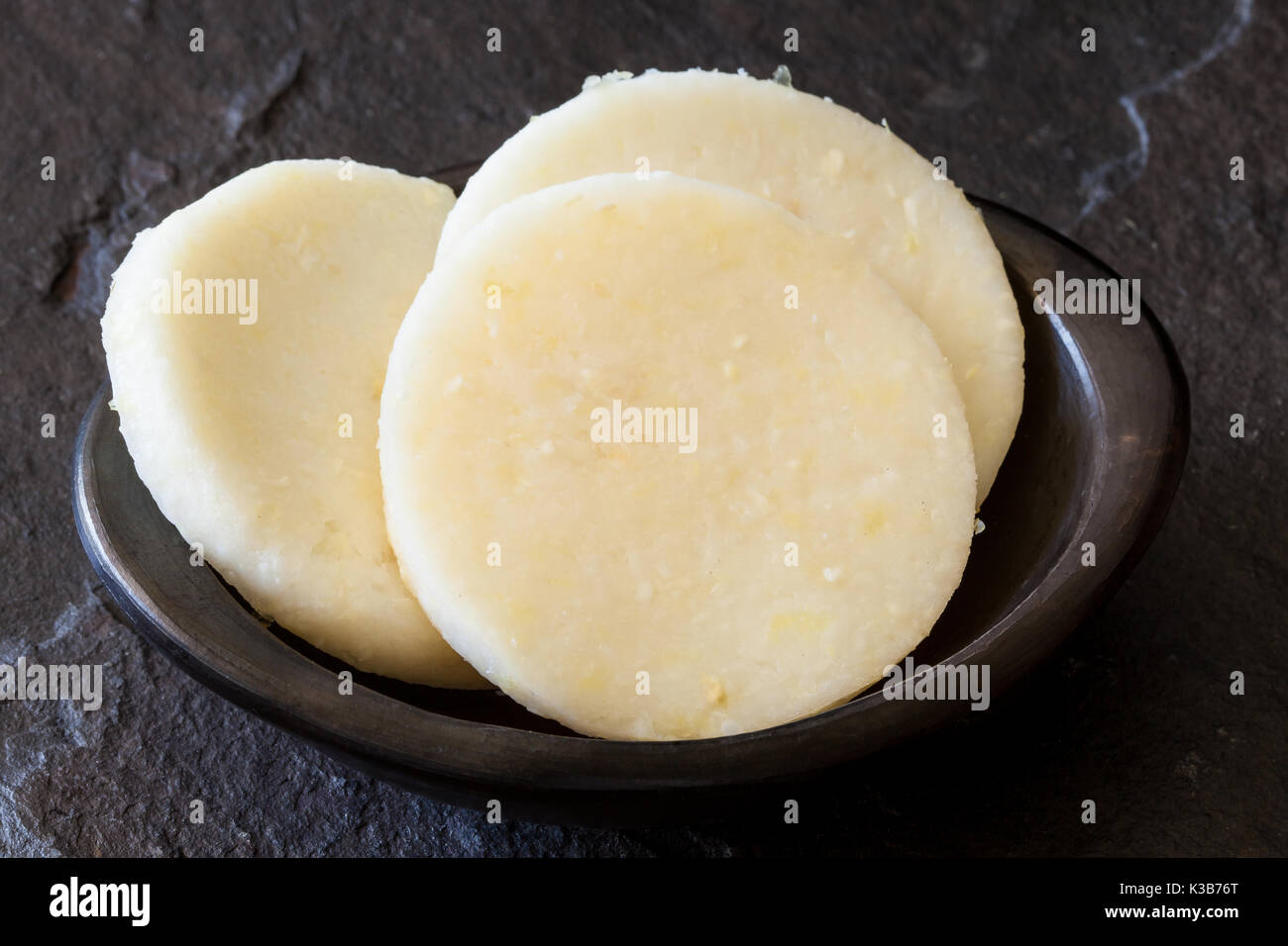 Receta de arepas gourmet enriquecidas con huevo y queso