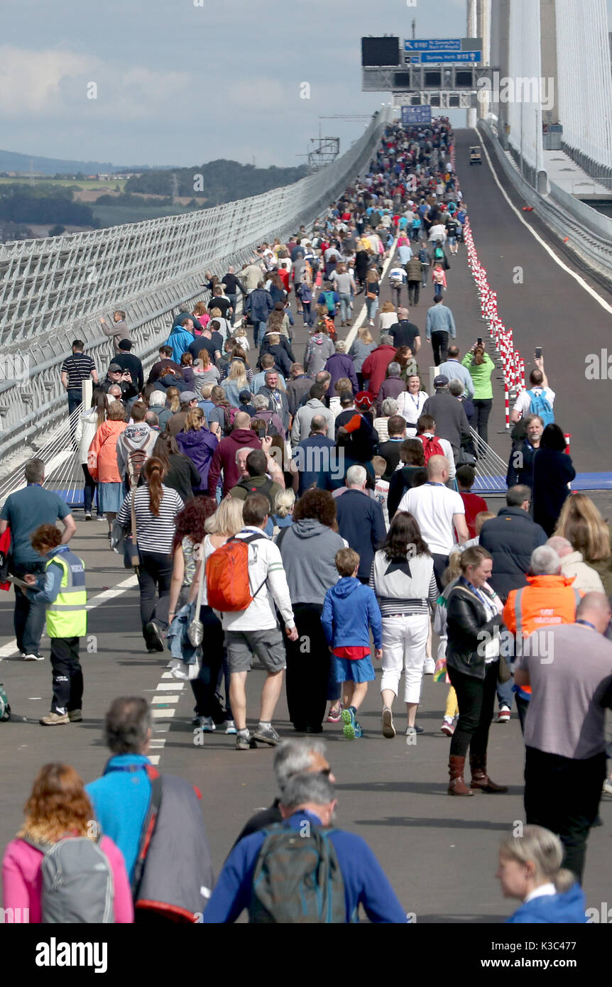 Los ganadores de la competencia paseo cruzando la Queensferry cruzar durante una oportunidad única para cruzar el puente nuevo a pie. Foto de stock