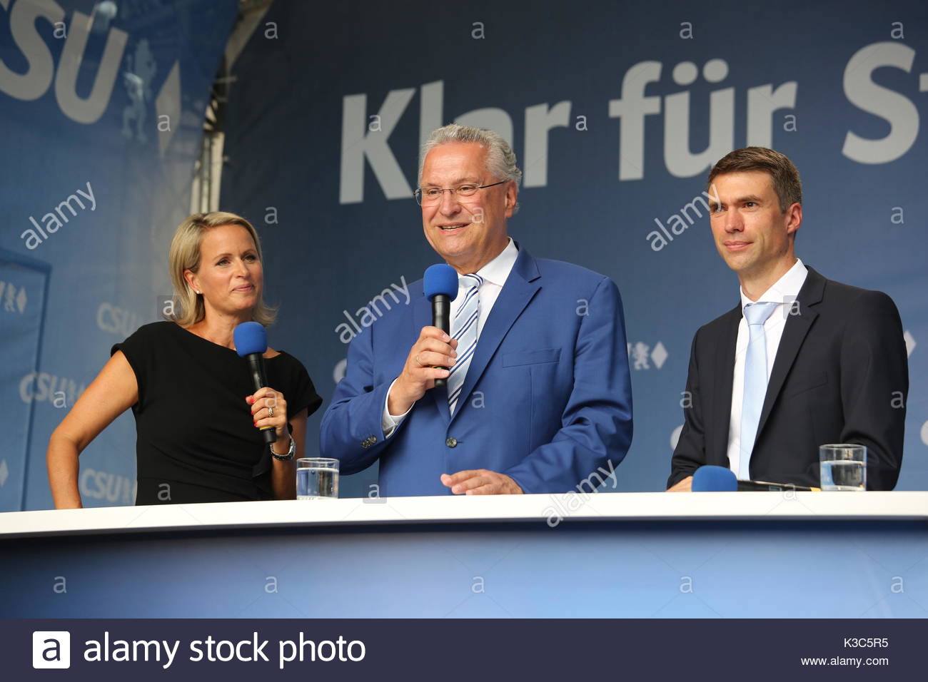 Joachim Hermann participa en un evento de la CSU en Erlangen Alemania durante el año 2017 las elecciones generales alemanas. Junto a él se encuentra Stefan Müller, CSU candiate. Foto de stock