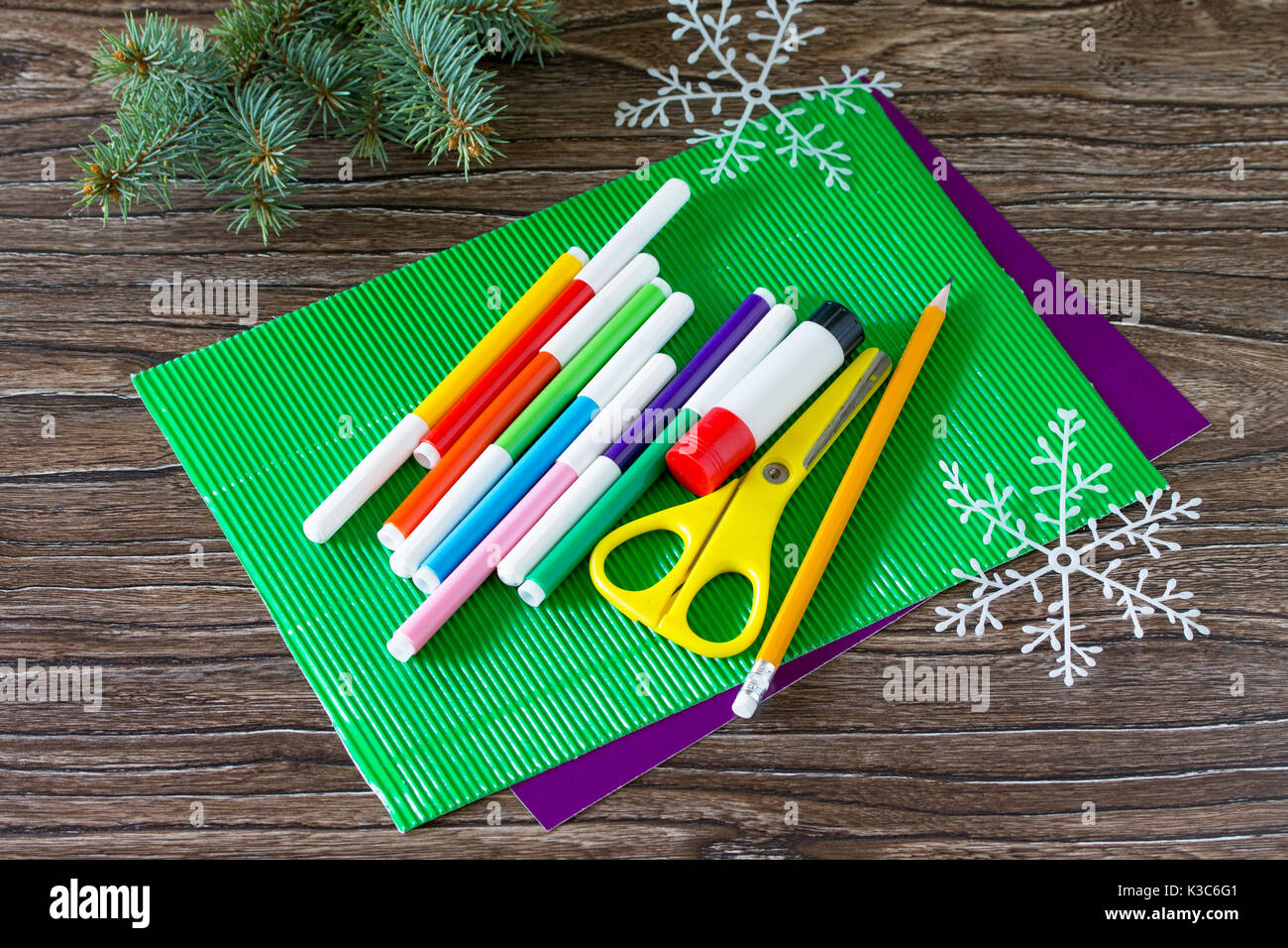 Hojas de papel de colores, marcadores, tijeras y pegamento para hacer una  tarjeta de felicitación con regalos de Navidad. Proyecto de arte para  niños, artesanía para niños. Cr Fotografía de stock -