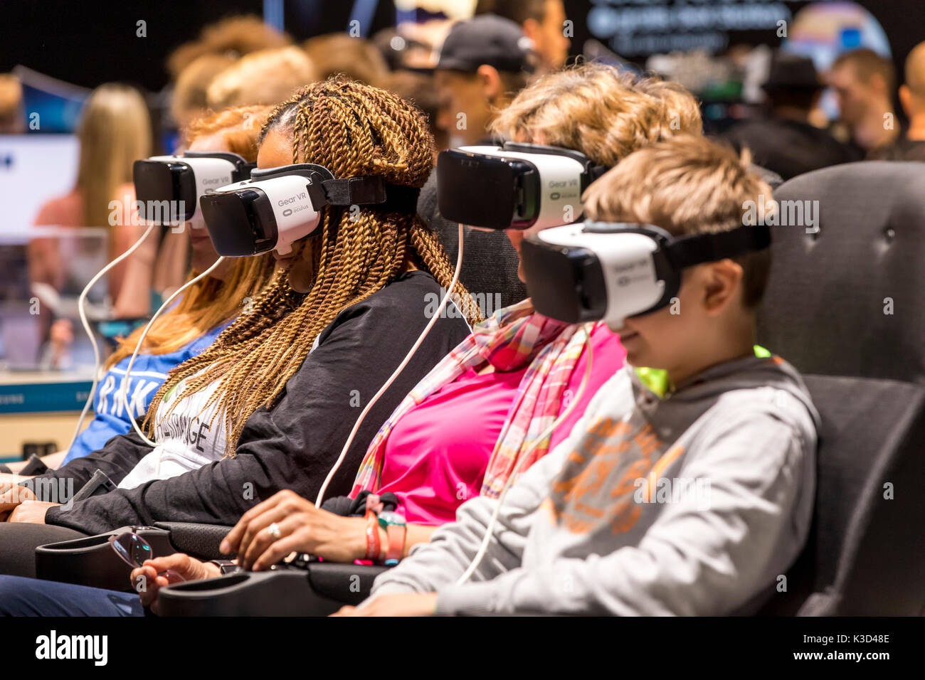 Gamescom, la feria más grande del mundo de los videojuegos y los juegos de ordenador, en Colonia (Alemania), juegos de realidad virtual, los visitantes usar casco de realidad virtual Foto de stock