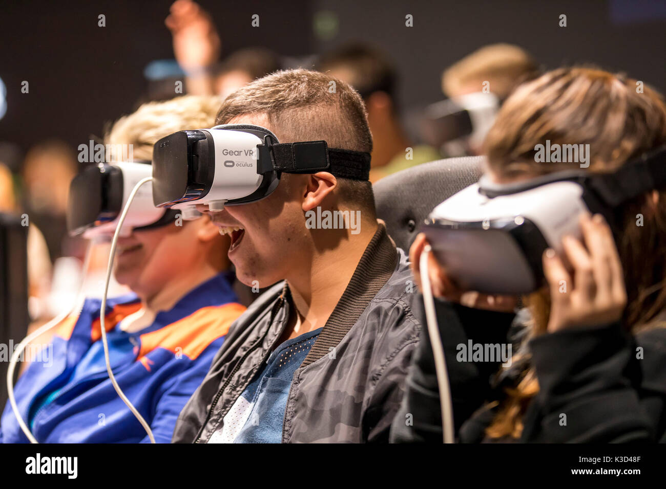 Gamescom, la feria más grande del mundo de los videojuegos y los juegos de ordenador, en Colonia (Alemania), juegos de realidad virtual, los visitantes usar casco de realidad virtual Foto de stock