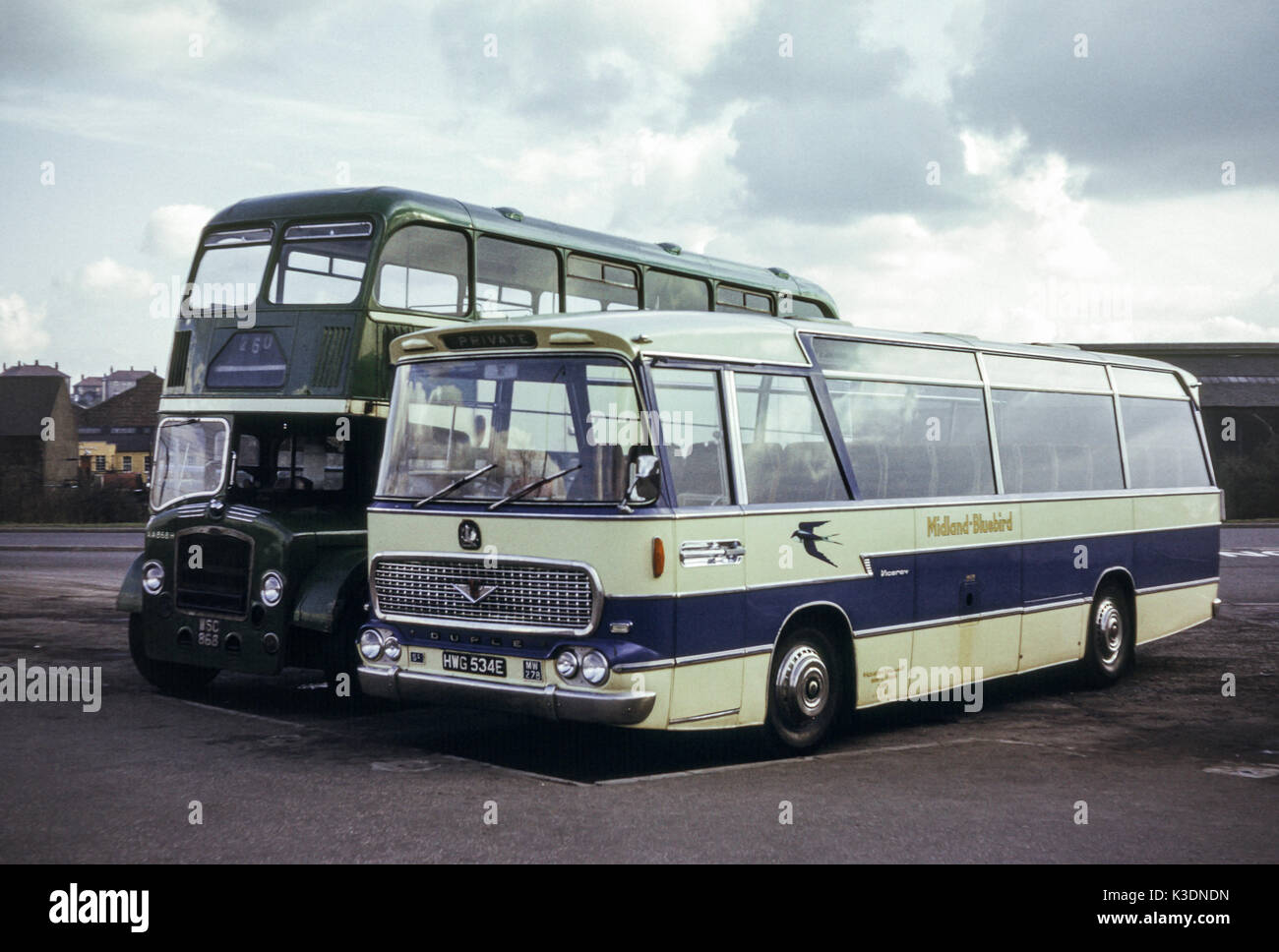 Escocia, Reino Unido - 1973: Vintage imagen de autobuses operan en 1973. Alexander Midland Bluebird MW278(registro HWG 534E) y Scottish Omnibus Bristol Lodekka ECW AA868 (registro WSC 868). Foto de stock