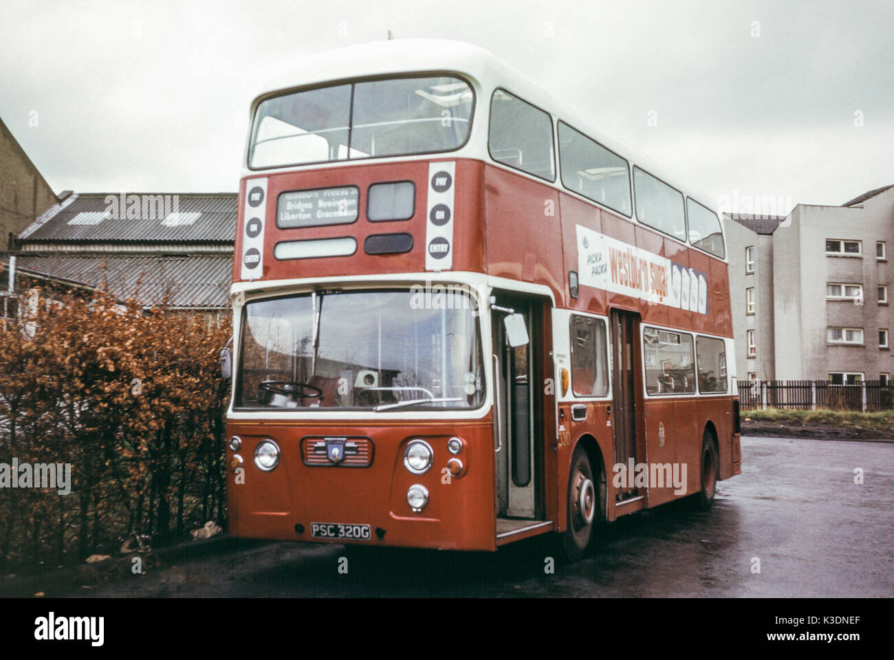 Escocia, Reino Unido - 1973: Vintage imagen de autobús operan en 1973. Edimburgo Leyand PDR1una flota no. 320 (registro PSC 320G). Foto de stock