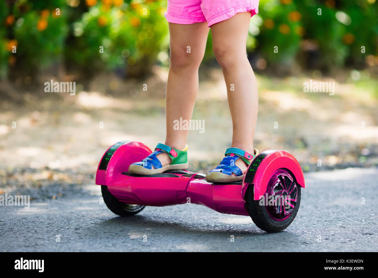 Niño el Aeropatín. Los niños scooter de equitación en el verano del parque. Balance  Board para los niños. Self balancing scooter eléctrico en las calles de la  ciudad. Chica aprender a Fotografía