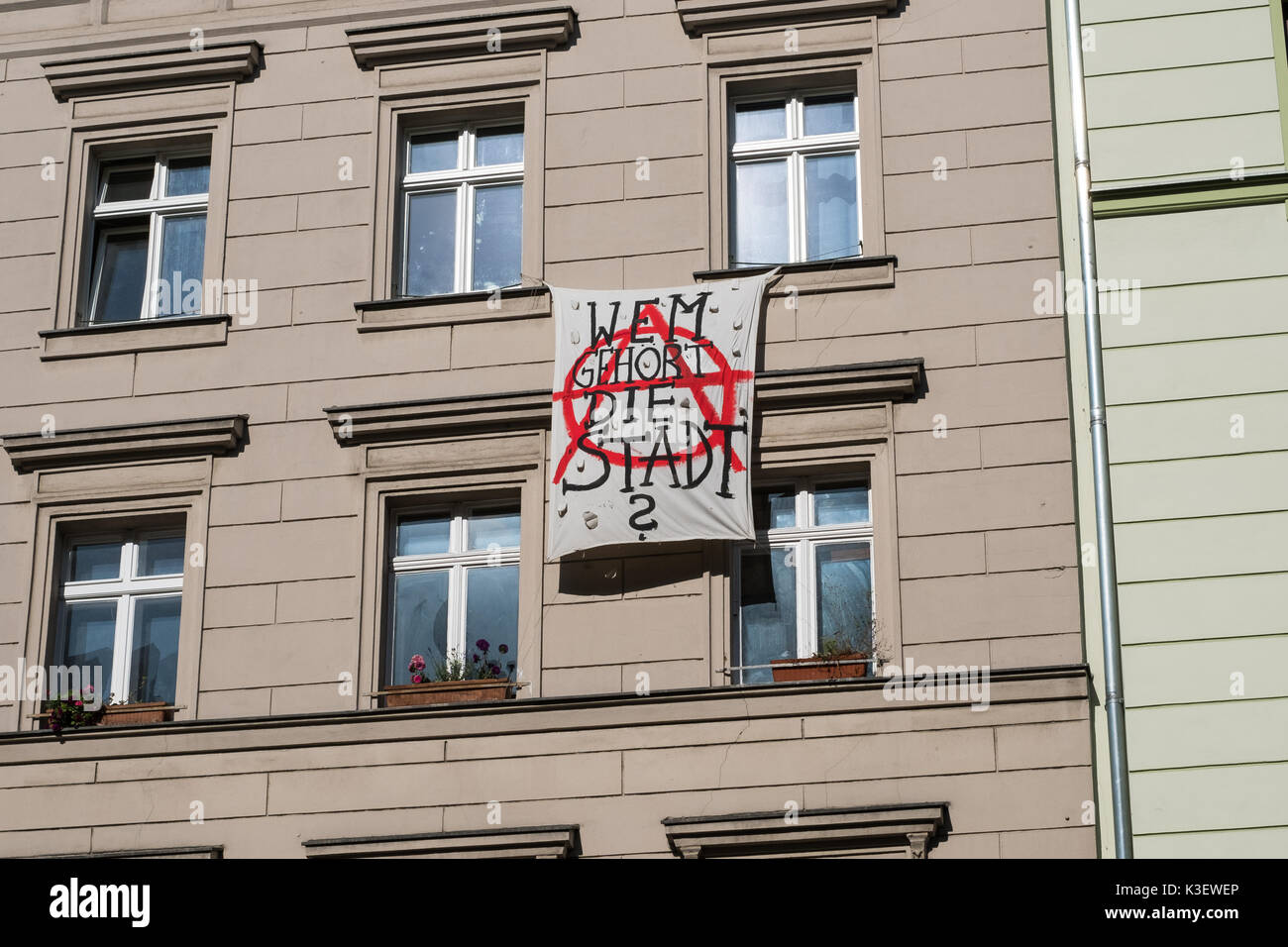 Berlín, Alemania, circa agosto, 2017: alemán protesta lema colgado en fachada de edificio en Berlín diciendo "Wem gehört die Stadt" ( "a quien pertenece el Foto de stock
