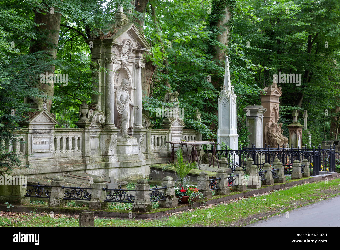 Tumbas en el cementerio de Melaten, en Colonia, Renania del Norte-Westfalia, Alemania Foto de stock