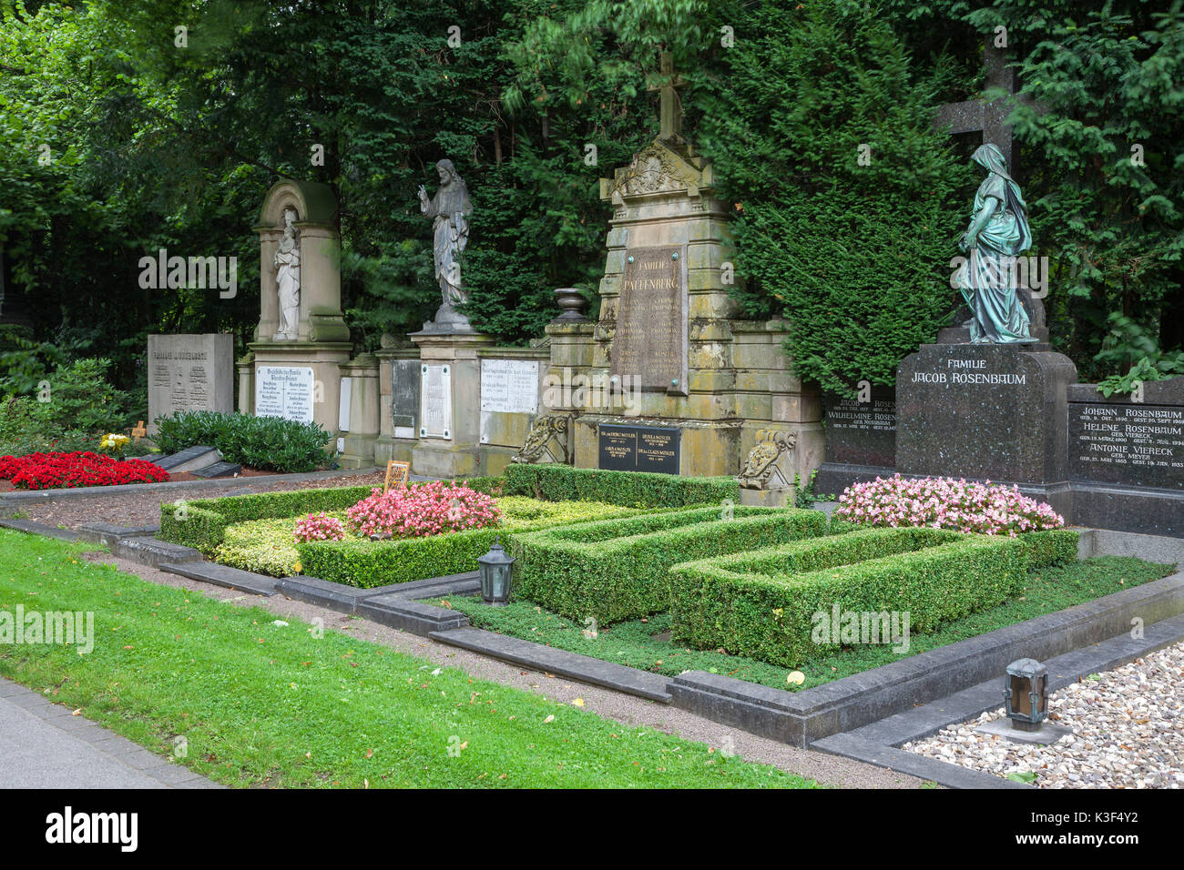 Tumbas en el cementerio de Melaten, en Colonia, Renania del Norte-Westfalia, Alemania Foto de stock