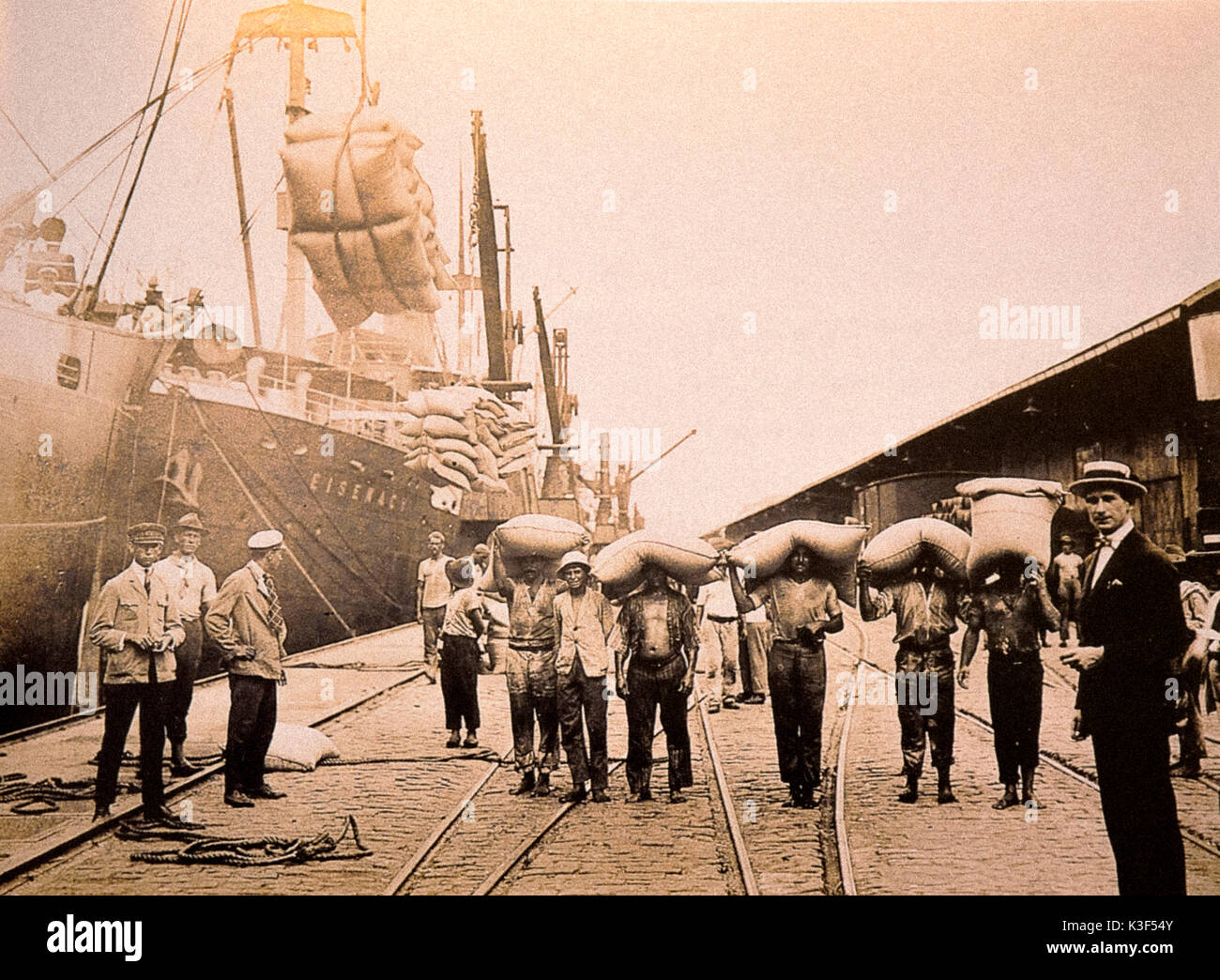 Brasil La inmigración italiana a principios de 1900, el puerto de Santos transporte de café Foto de stock
