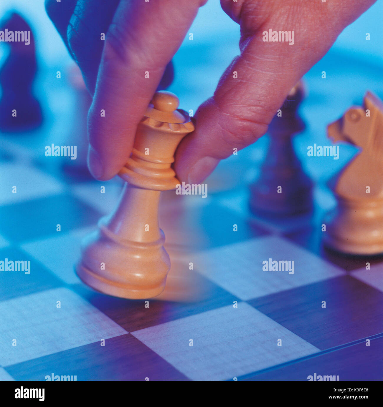 La mano se mueve la reina sobre el tablero de ajedrez Fotografía de stock -  Alamy