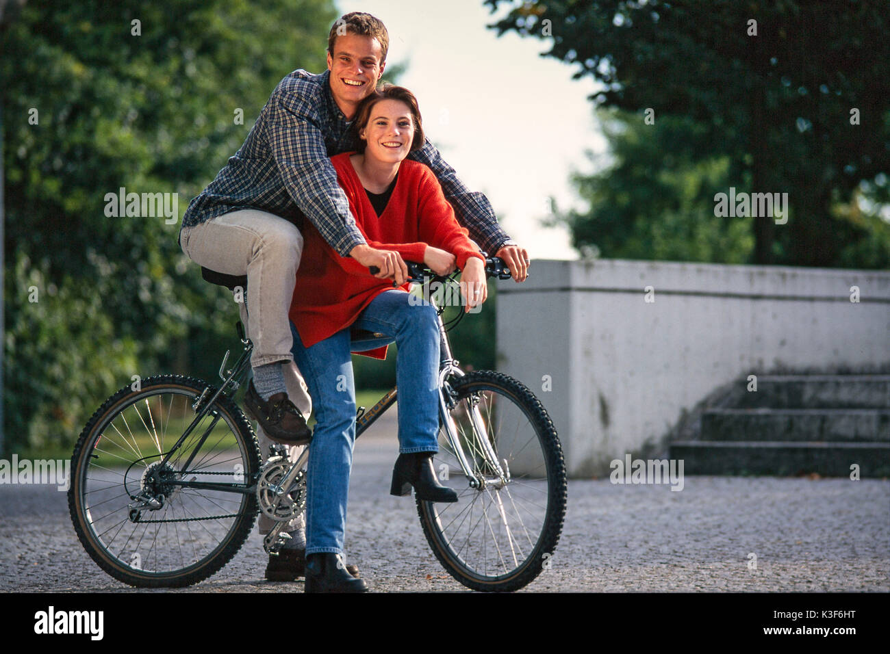 Ride a bike laughing fotografías e imágenes de alta resolución - Alamy