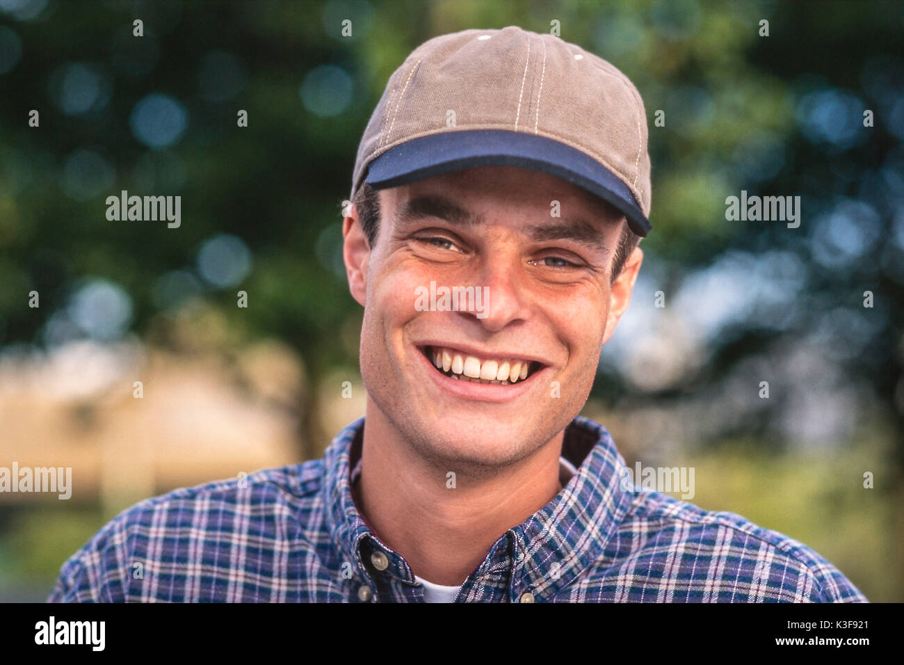 Laughing joven con gorra de béisbol Foto de stock