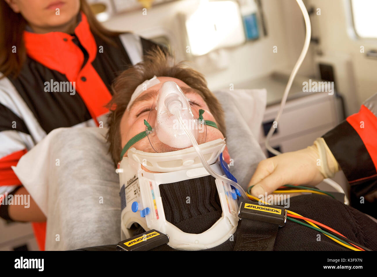 Paciente en máscara respiratoria y ruff Foto de stock