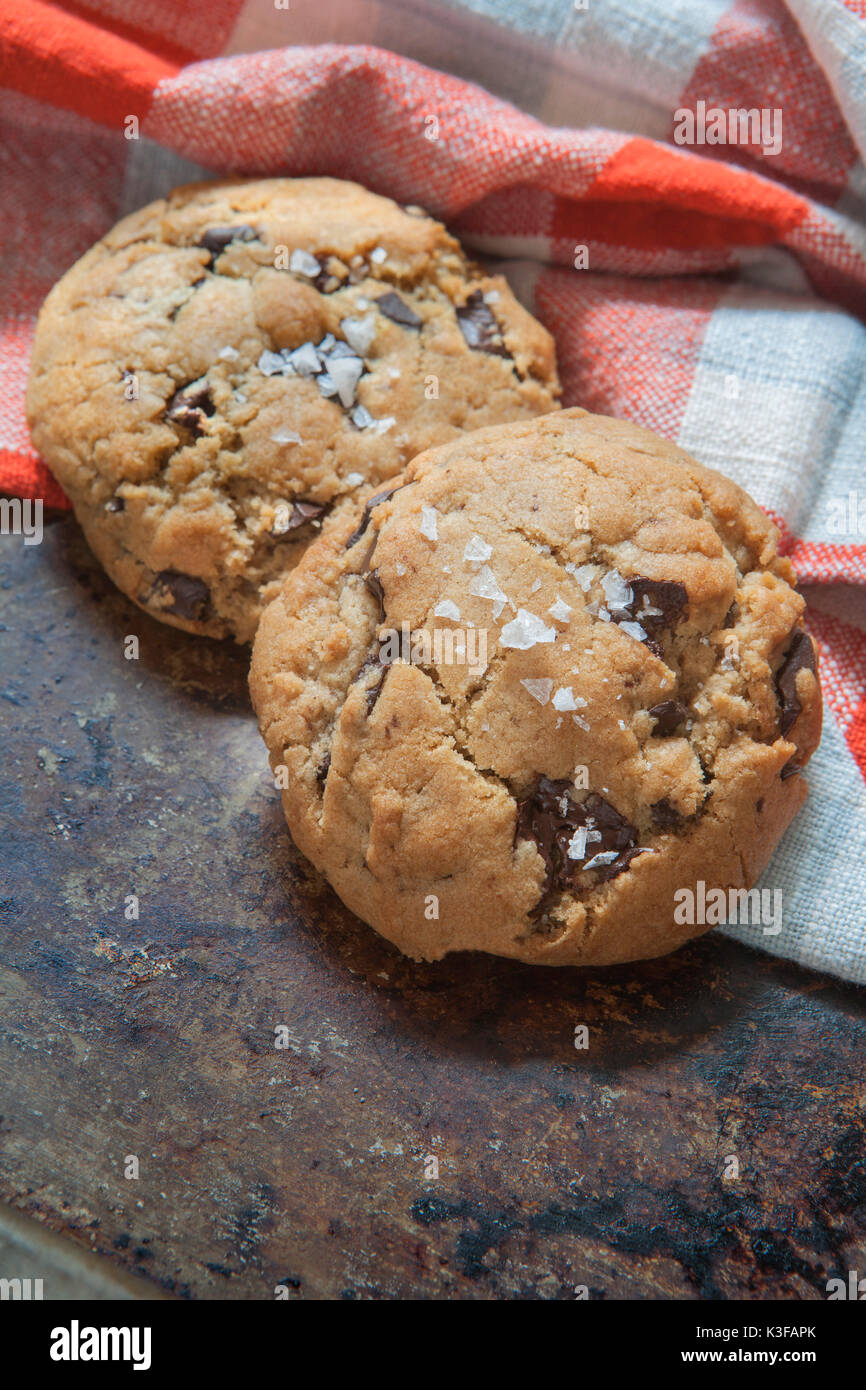 Salados galletas con trocitos de chocolate Foto de stock