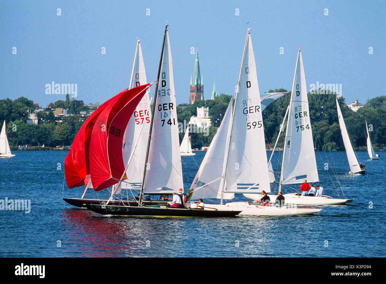 Veleros (clase de barco Dragón) en el lago Alster, Hamburgo Fotografía de  stock - Alamy