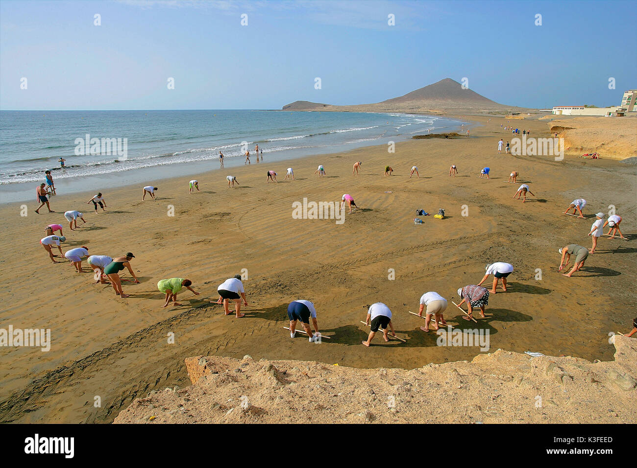 Los ancianos hacer gimnasia en la playa Foto de stock