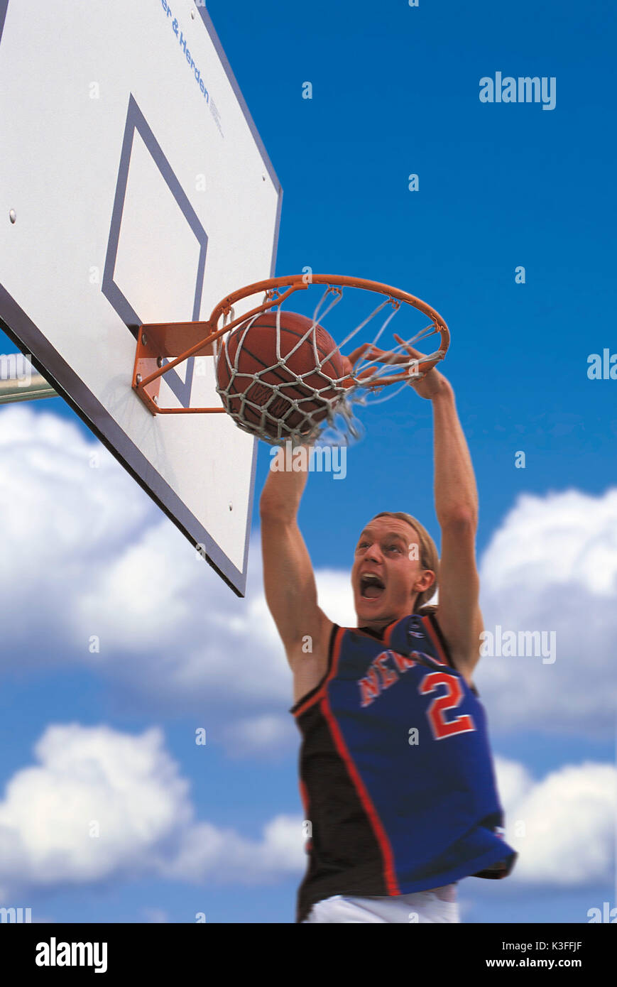 El jugador de baloncesto en la cesta de la compra Foto de stock
