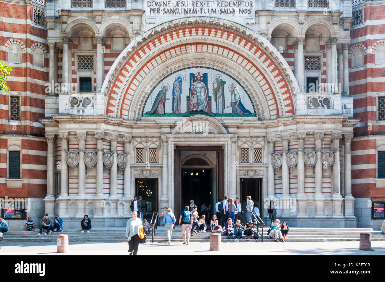 Los turistas en la entrada a la catedral de Westminster en Londres. Foto de stock
