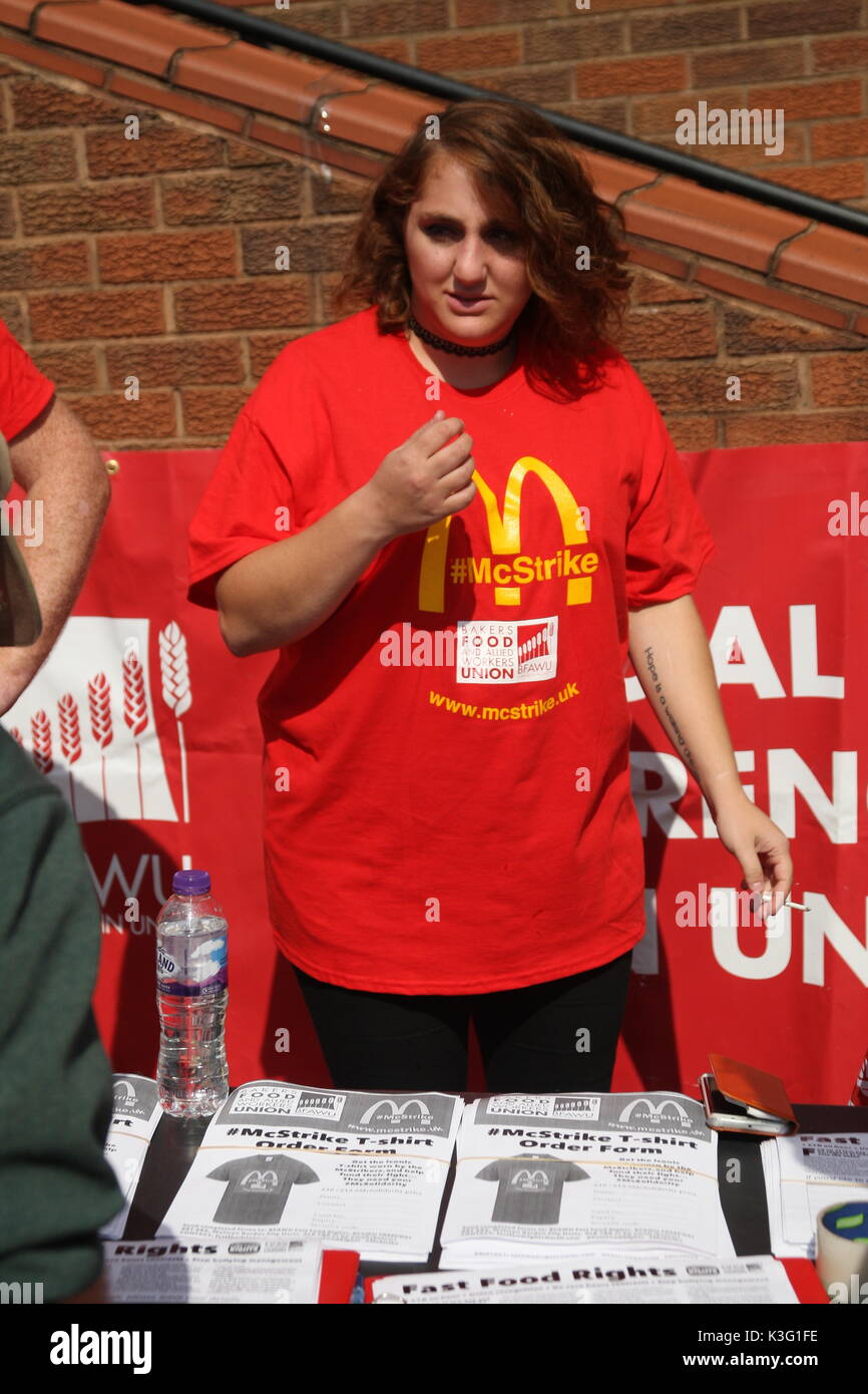 Londres, Reino Unido, 2 de septiembre de 2017.Mc Donalds trabajadores y sus partidarios rally fuera la empresa HQ en East Finchley. Los panaderos Food and Allied Workers Union (BFAWU) organizaron la manifestación que precede a una huelga en dos ramas McDonalds el lunes. Foto; McDonalds percutor Shen Batmaz vistiendo la "cStrike" T-shirt. Roland Ravenhill/Alamy Live News Foto de stock