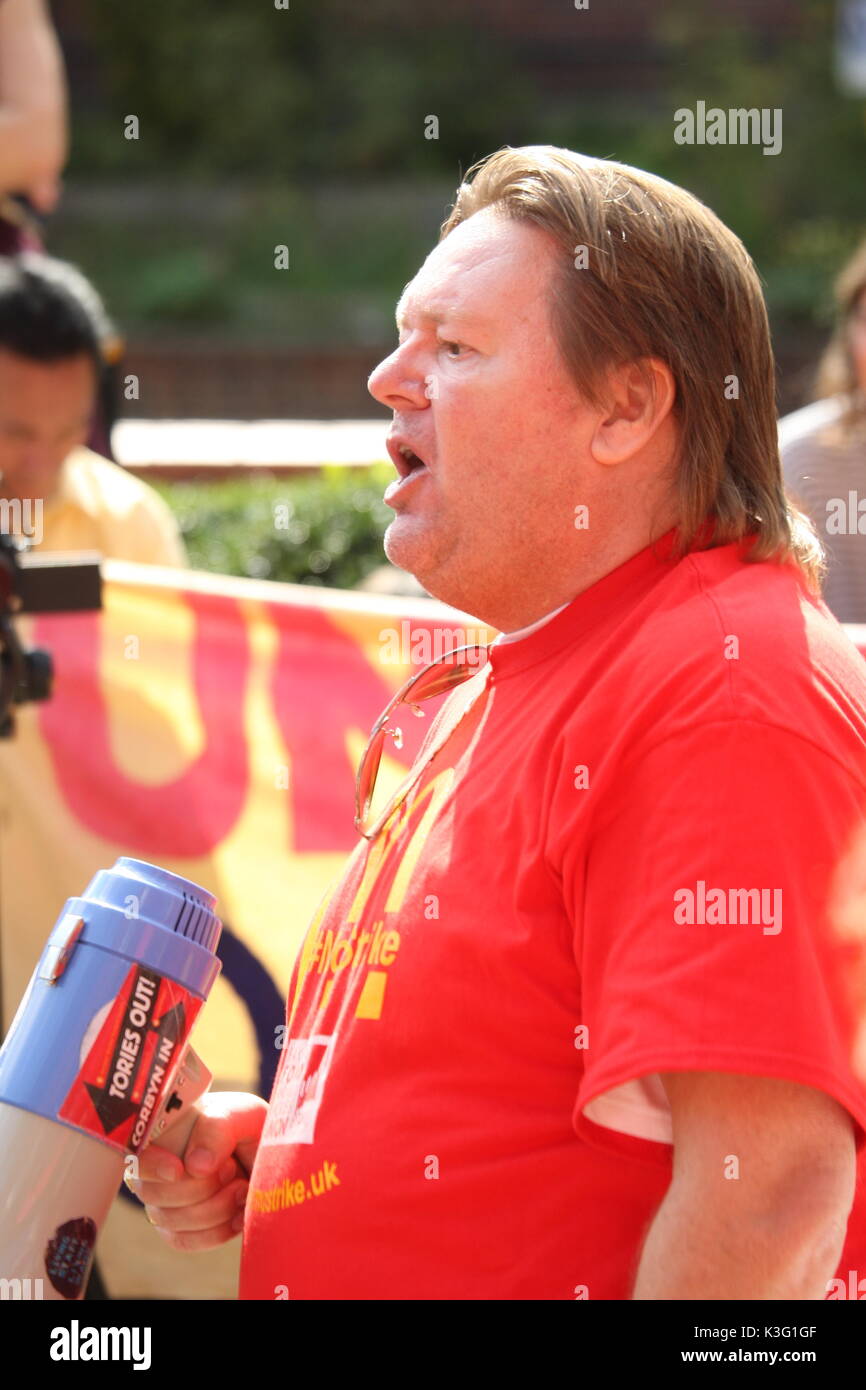 Londres, Reino Unido, 2 de septiembre de 2017.Mc Donalds trabajadores y sus partidarios rally fuera la empresa HQ en East Finchley. Los panaderos Food and Allied Workers Union (BFAWU) organizaron la manifestación que precede a una huelga en dos ramas McDonalds el lunes. Foto: Ian Hodson, presidente nacional BFAWU habla a la multitud. Roland Ravenhill/Alamy Live News Foto de stock