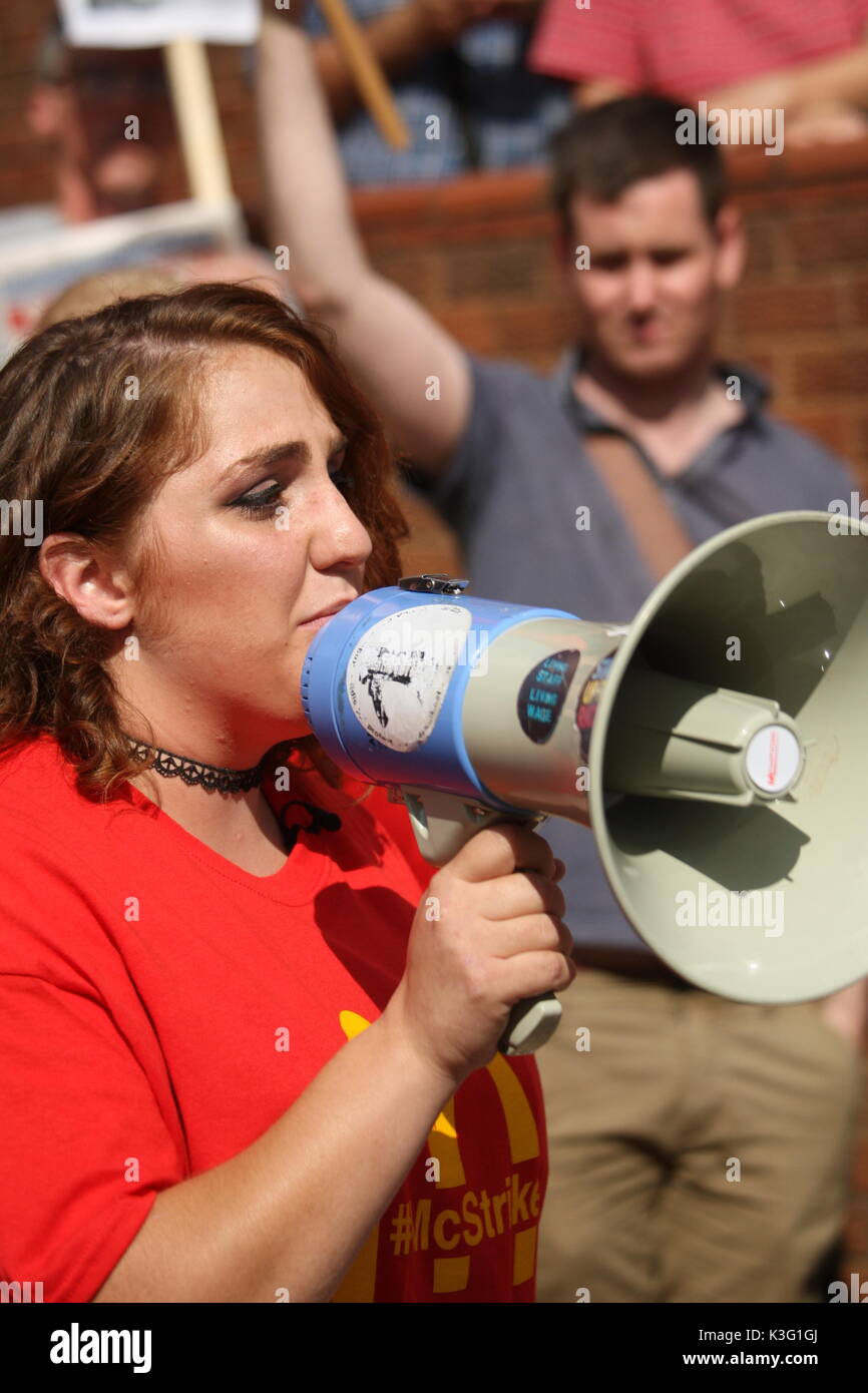 Londres, Reino Unido, 2 de septiembre de 2017.Mc Donalds trabajadores y sus partidarios rally fuera la empresa HQ en East Finchley. Los panaderos Food and Allied Workers Union (BFAWU) organizaron la manifestación que precede a una huelga en dos ramas McDonalds el lunes.Foto; Shen Batmaz, un llamativo McDonalds trabajador lleva un canto. Roland Ravenhill/Alamy Live News Foto de stock