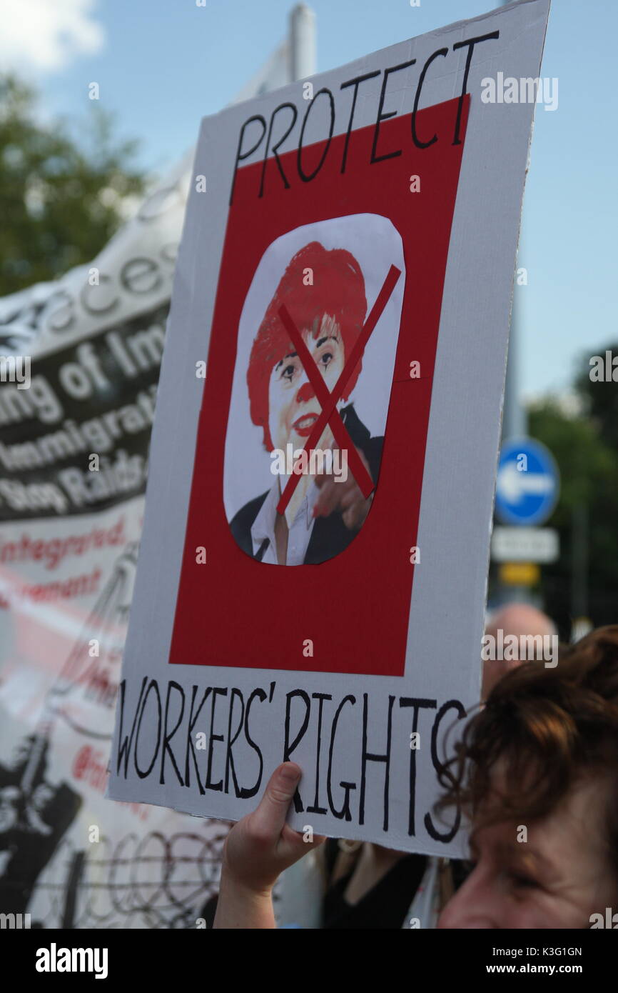 Londres, Reino Unido, 2 de septiembre de 2017.Mc Donalds trabajadores y sus partidarios rally fuera la empresa HQ en East Finchley. Los panaderos Food and Allied Workers Union (BFAWU) organizaron la manifestación que precede a una huelga en dos ramas McDonalds el lunes. Ronald McDonald's cara aparece en una placa junto con el slogan de "proteger los derechos de los trabajadores". Roland Ravenhill/Alamy Live News Foto de stock