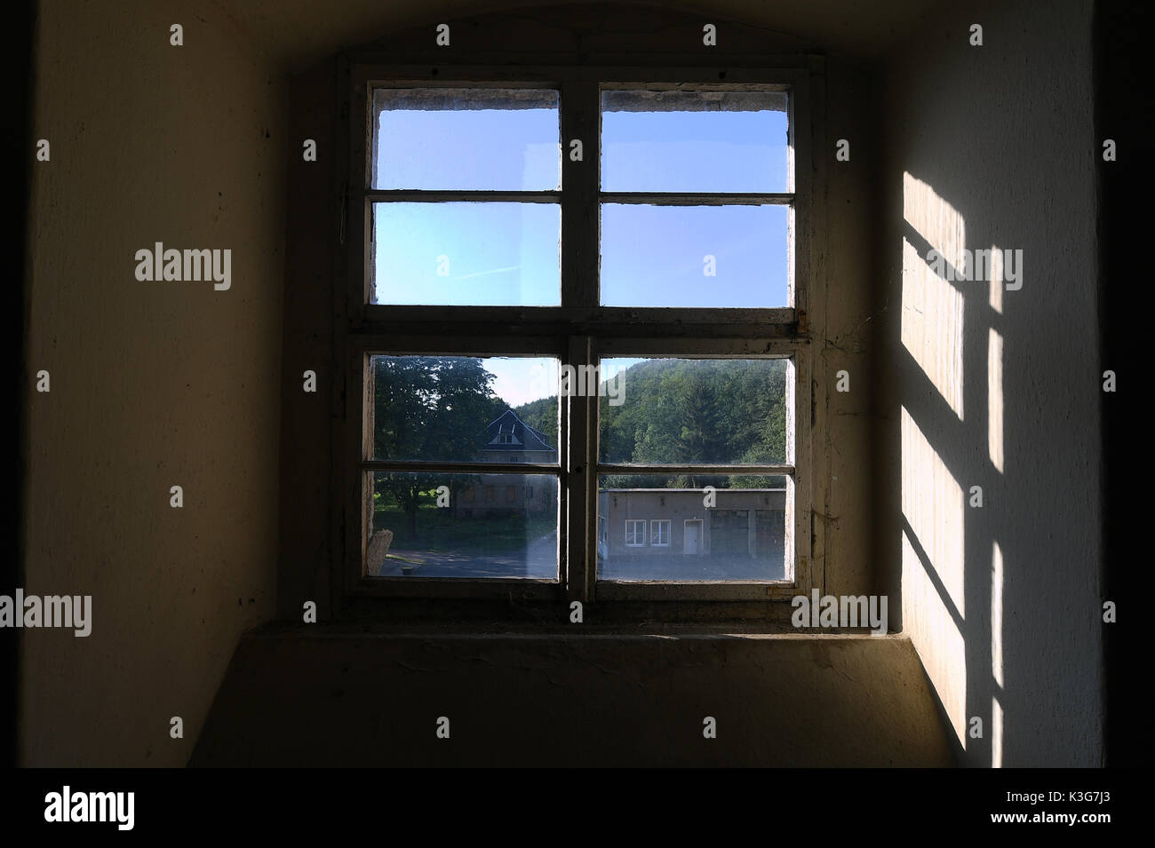 Casa Lange. Secuencia de ventanas desde el interior y vista diagonal de