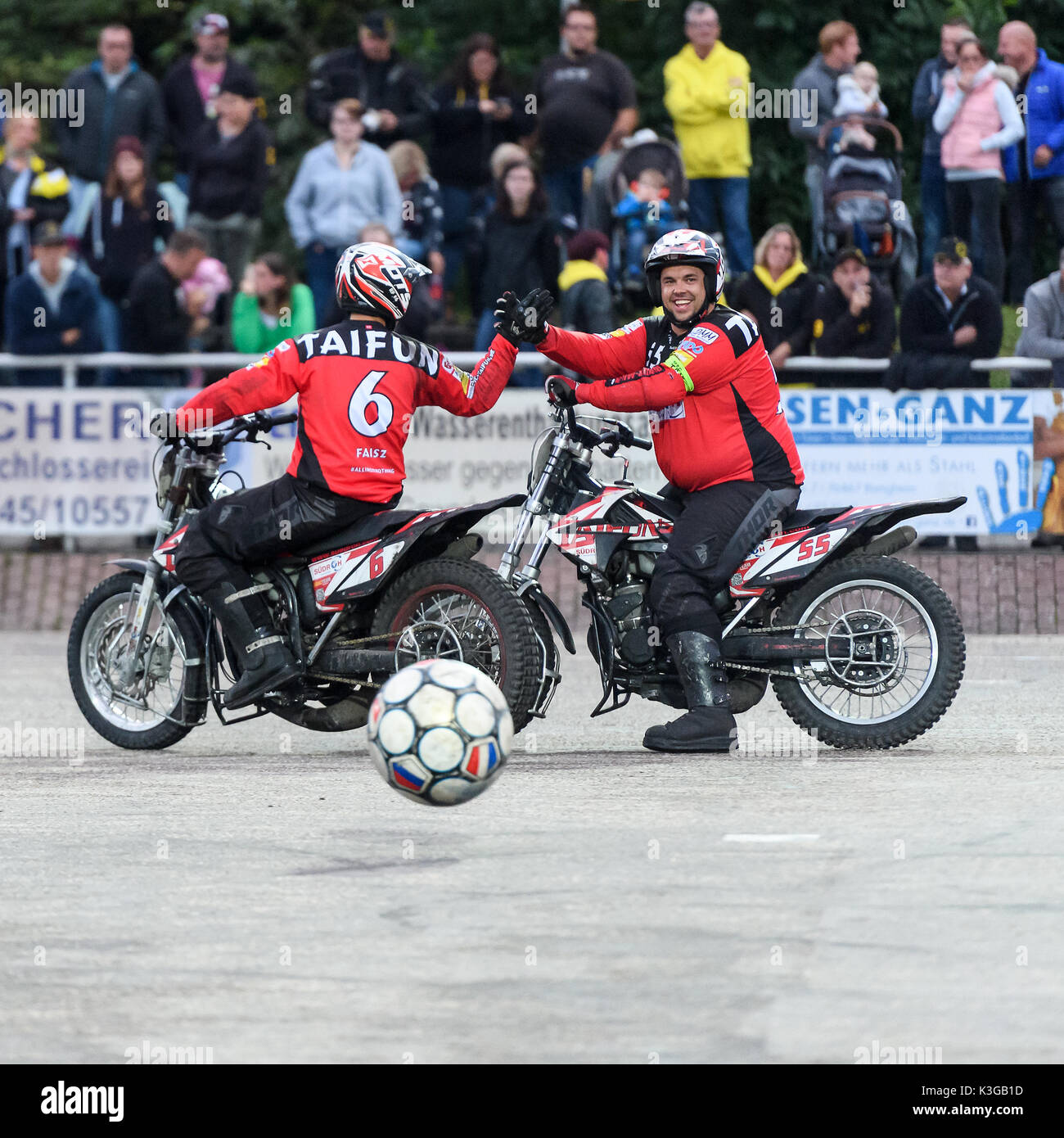 Jubel nach Tor zum 6:0 bei Robin Faisz und Torschuetze Patrick Palach (Moersch) (von links GES// Motoball Pokalfinale Motorsport: Taifun Moersch - Ubstadt Weier, 02.09.2017 -- | Verwendung weltweit Foto de stock