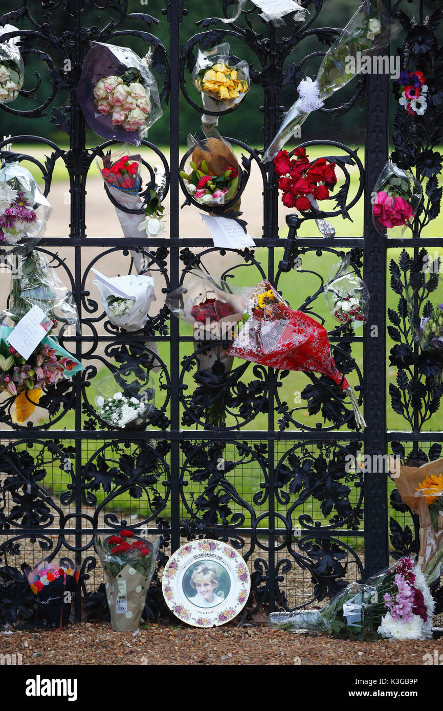 Sandringham, Norfolk, Inglaterra, Reino Unido. 3 de septiembre de 2017. Homenajes florales a la izquierda en la Norwich Gates en Sandringham House marcado veinte años desde la muerte de la princesa Diana. Crédito: Stuart Aylmer/Alamy Live News Foto de stock