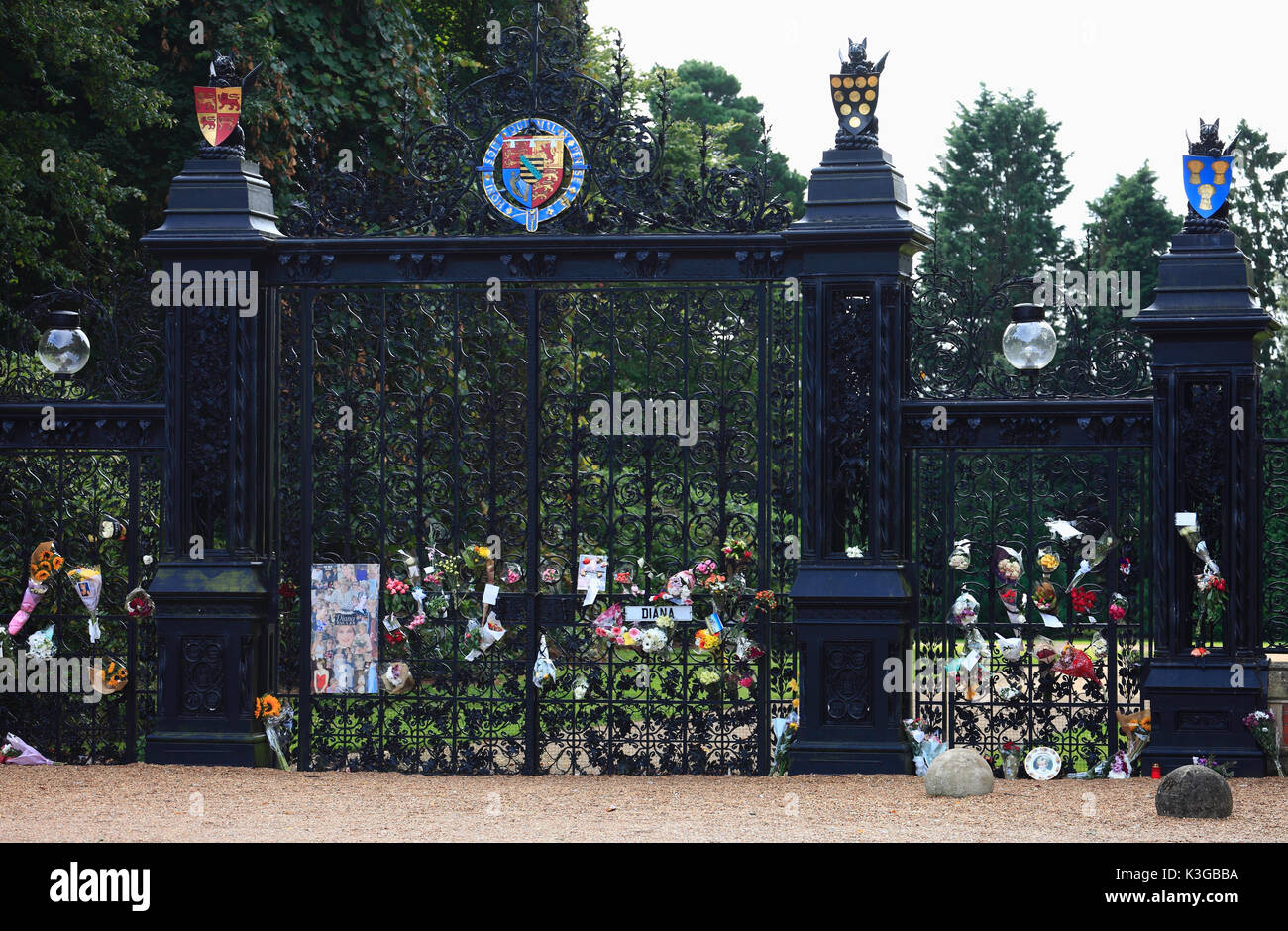 Sandringham, Norfolk, Inglaterra, Reino Unido. 3 de septiembre de 2017. Homenajes florales a la izquierda en la Norwich Gates en Sandringham House marcado veinte años desde la muerte de la princesa Diana. Crédito: Stuart Aylmer/Alamy Live News Foto de stock